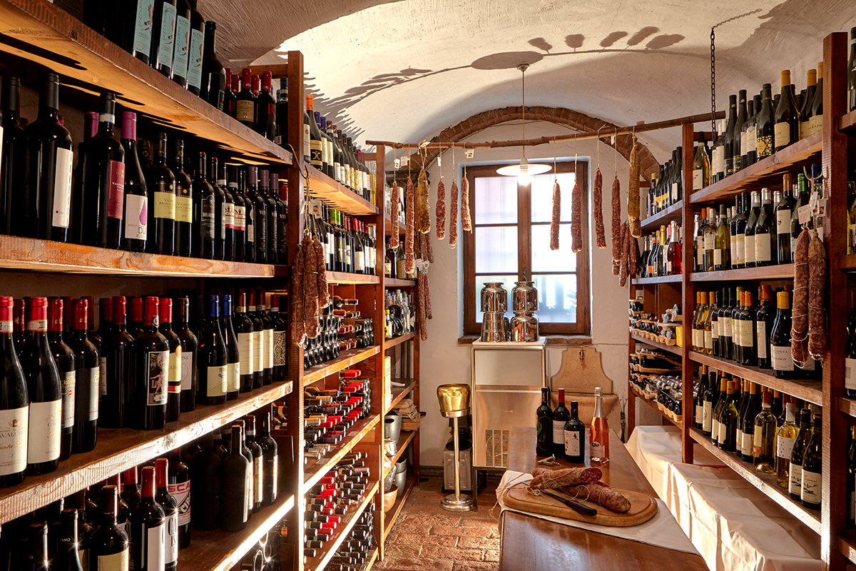 La cantina dei vini del ristorante il cortile di Parma